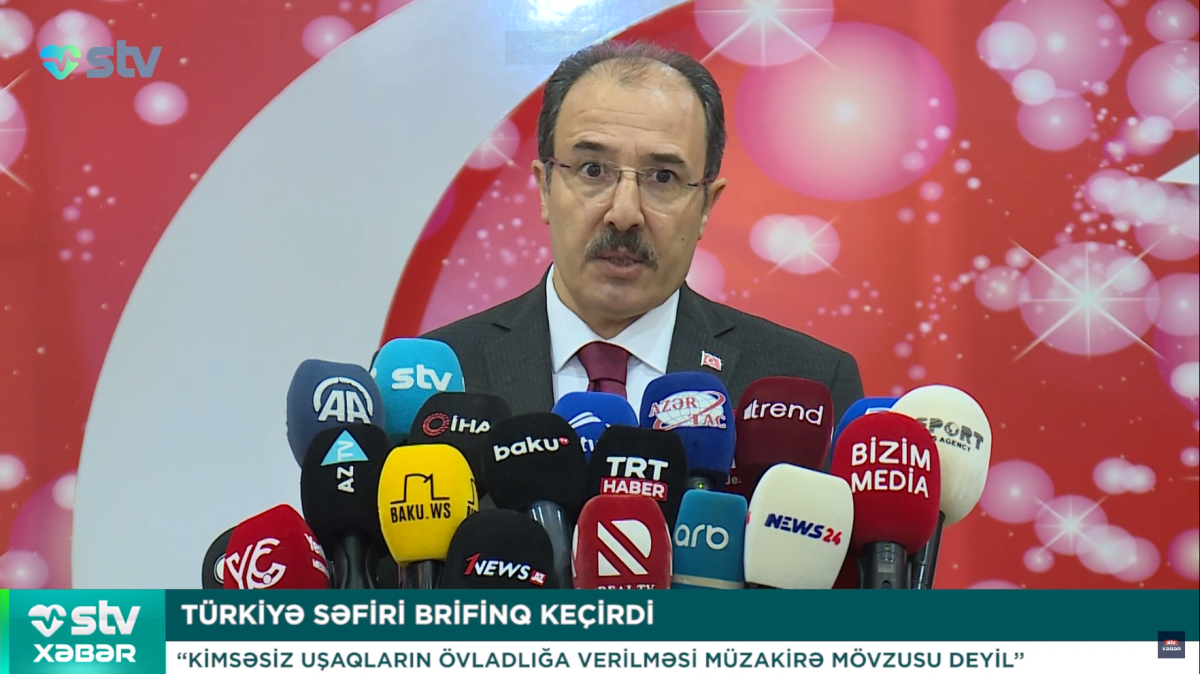turkiye sefiri media qarsisinda